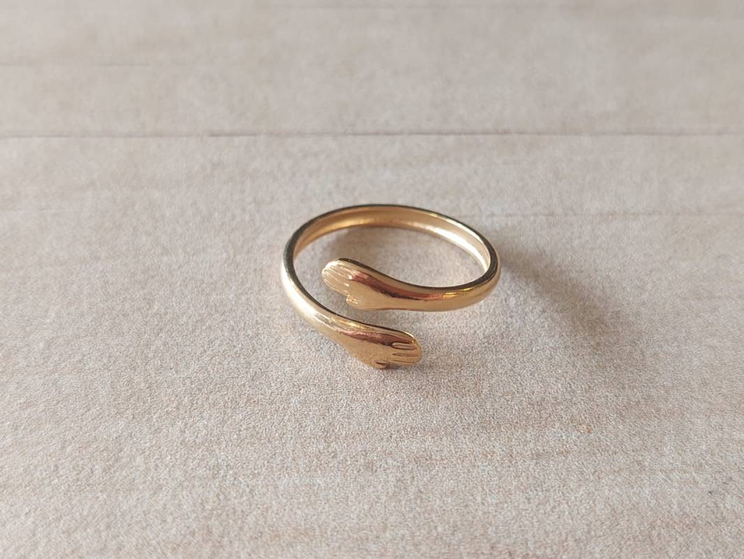 ANILLO DE ACERO DORADO ABRAZO UNICA MEDIDA