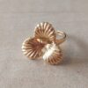 ANILLO DE ACERO DORADO FLOR CON PETALOS DE OSTRA UNICA MEDIDA (ABIERTO)