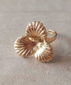ANILLO DE ACERO DORADO FLOR CON PETALOS DE OSTRA UNICA MEDIDA (ABIERTO)