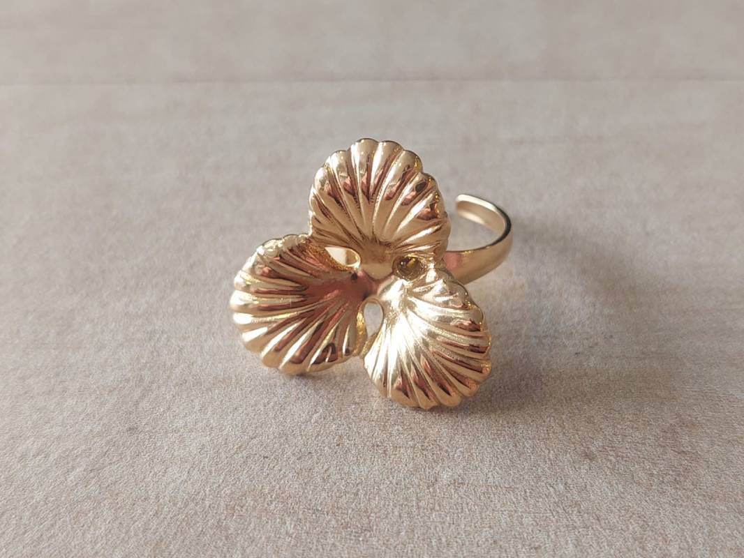 ANILLO DE ACERO DORADO FLOR CON PETALOS DE OSTRA UNICA MEDIDA (ABIERTO)