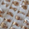 ANILLOS DE ACERO DORADO FIGURAS CALADAS SURTIDAS X 36 UNIDADES. (MEDIDAS DEL 16 AL 20)