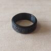 ANILLO ALIANZA DE ACERO NEGRO 8 MM CON CINTA CENTRAL LABRADA GIRATORIA.