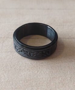 ANILLO ALIANZA DE ACERO NEGRO 8 MM CON CINTA CENTRAL LABRADA GIRATORIA.