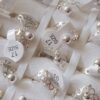 ANILLO DE ACERO BLANCO FIGURA CALADA CON BOLITA X 36 UNIDADES. (MEDIDAS DEL 16 AL 19)