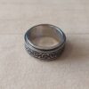ANILLO ALIANZA DE ACERO 8 MM CON CINTA CENTRAL LABRADA GIRATORIA.