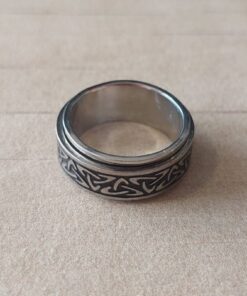 ANILLO ALIANZA DE ACERO 8 MM CON CINTA CENTRAL LABRADA GIRATORIA.
