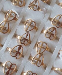 ANILLOS DE ACERO DORADO FIGURA CALADA CORAZÓN CON CRUZ X 36 UNIDADES. (MEDIDAS DEL 16 AL 20)