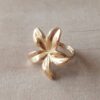 ANILLO DE ACERO DORADO FLOR UNICA MEDIDA (ABIERTO)