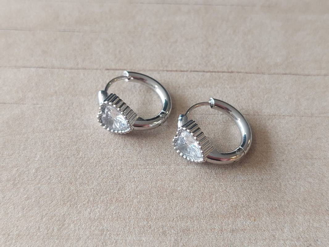 ARO DE ACERO ARGOLLA CON BISAGRA 15 MM Y FRENTE CON STRASS BLANCO CORAZÓN