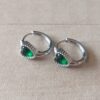 ARO DE ACERO ARGOLLA CON BISAGRA 15 MM Y FRENTE CON STRASS VERDE CORAZÓN