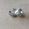 ARO DE ACERO ARGOLLA PLANA CON BISAGRA Y ACRÍLICO BAGUETTE VERDE. MEDIDAS 7 X 13 MM