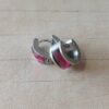 ARO DE ACERO ARGOLLA PLANA CON BISAGRA Y ACRÍLICO FUCSIA. MEDIDAS 7 X 13 MM
