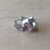 ARO DE ACERO ARGOLLA PLANA CON BISAGRA Y ACRÍLICO LILA. MEDIDAS 7 X 13 MM