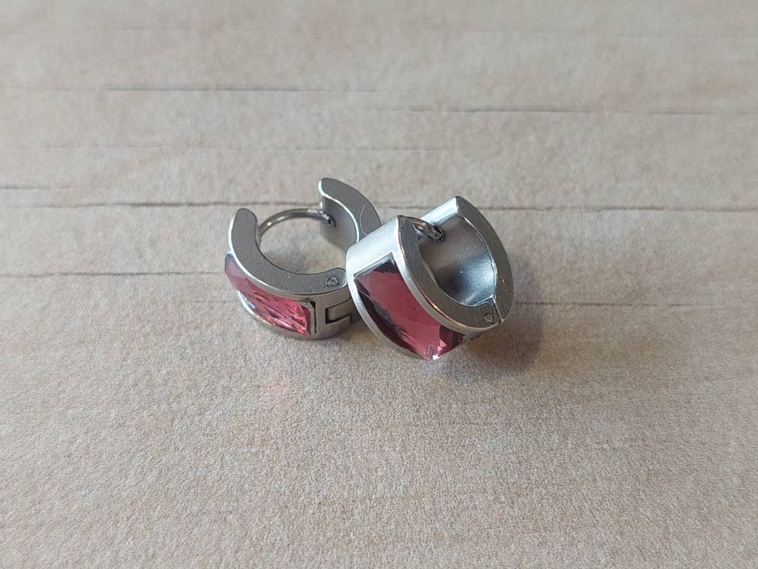 ARO DE ACERO ARGOLLA PLANA CON BISAGRA Y ACRÍLICO MORADO. MEDIDAS 7 X 13 MM