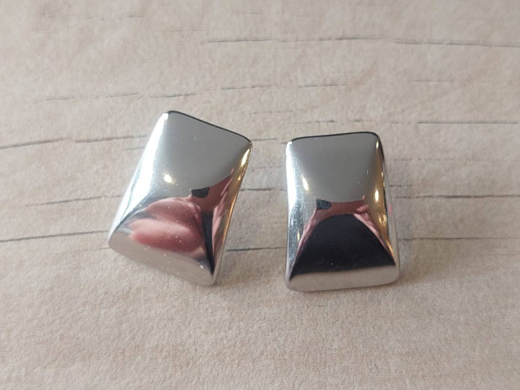 ARO DE ACERO FORMA TRAPECIO. TAMAÑO 20 X 28 MM