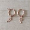 ARO ARGOLLA 15 MM DE ACERO ROSÉ CON DIJE VIBORA