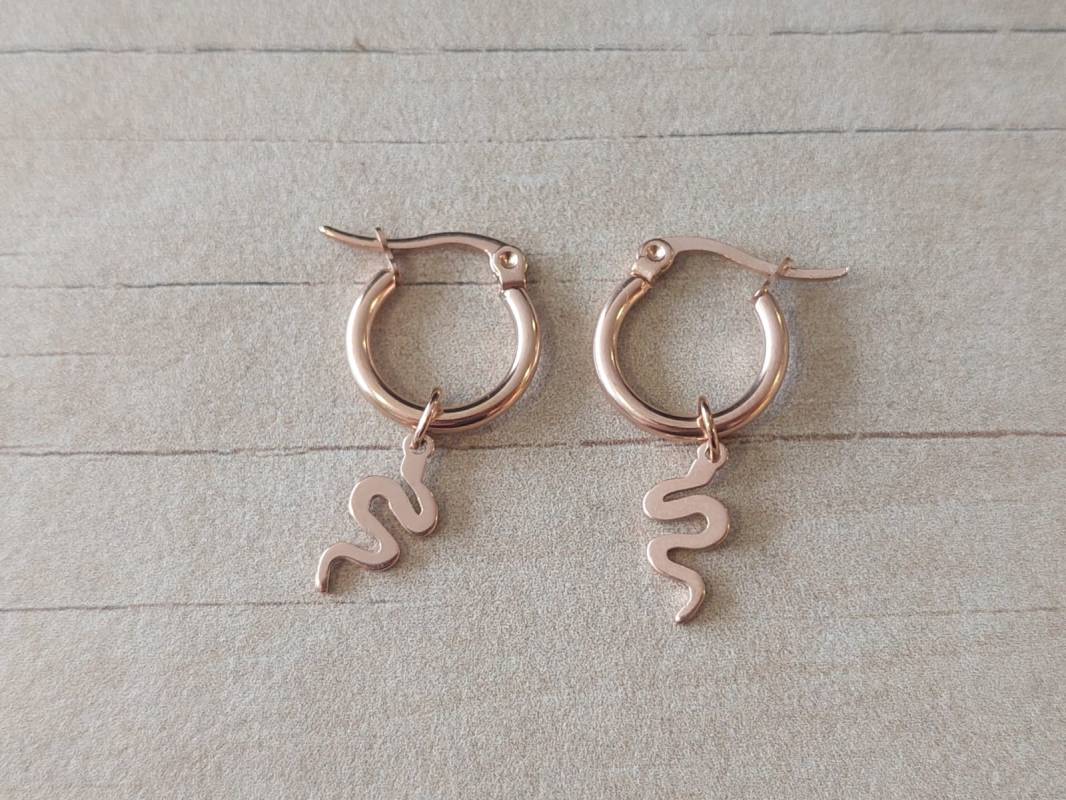ARO ARGOLLA 15 MM DE ACERO ROSÉ CON DIJE VIBORA