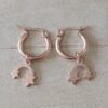 ARO ARGOLLA 15 MM DE ACERO ROSÉ CON DIJE ARCO Y ESTRELLAS COLGANTE.