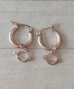 ARO ARGOLLA 15 MM DE ACERO ROSÉ CON DIJE SATURNO COLGANTE.