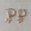 ARO ARGOLLA 15 MM DE ACERO ROSÉ CON DIJE ESTRELLA CALADA COLGANTE.