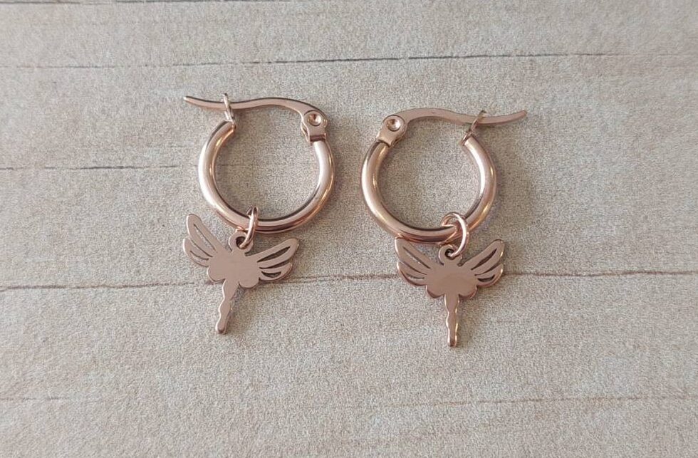ARO ARGOLLA 15 MM DE ACERO ROSÉ CON DIJE LIBELULA