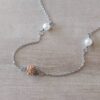 COLGANTE DE ACERO ESLABÓN ESPEJITO CON BOLA DE FUEGO CHAMPAGNE Y PERLAS. LARGO 48 CM