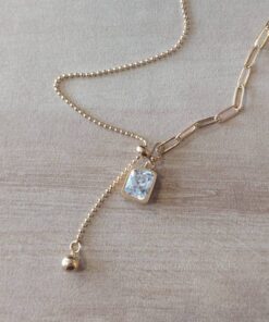 COLGANTE DE ACERO DORADO CADENA ESLABÓN FORCET COMBINADA CON CADENA DE BOLITAS TIPO CORBATERO CON DIJE CUBIK CRISTAL Y BOLITA COLGANTE. LARGO APROX 40 CM