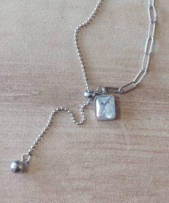COLGANTE DE ACERO CADENA ESLABÓN FORCET COMBINADA CON CADENA DE BOLITAS TIPO CORBATERO CON DIJE CUBIK BLANCO Y BOLITA COLGANTE. LARGO APROX 40 CM