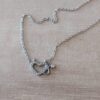 COLGANTE DE ACERO CADENA ESLABÓN ESPEJITO CON DIJE CENTRAL CORAZÓN DIABLITO CON STRASS BLANCO. LARGO 45 + 6 CM EXT.