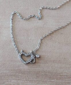 COLGANTE DE ACERO CADENA ESLABÓN ESPEJITO CON DIJE CENTRAL CORAZÓN DIABLITO CON STRASS BLANCO. LARGO 45 + 6 CM EXT.