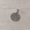 DIJE DE ACERO MEDALLA TETRAGRAMATON CALADA DE 20 MM DE DIÁMETRO.
