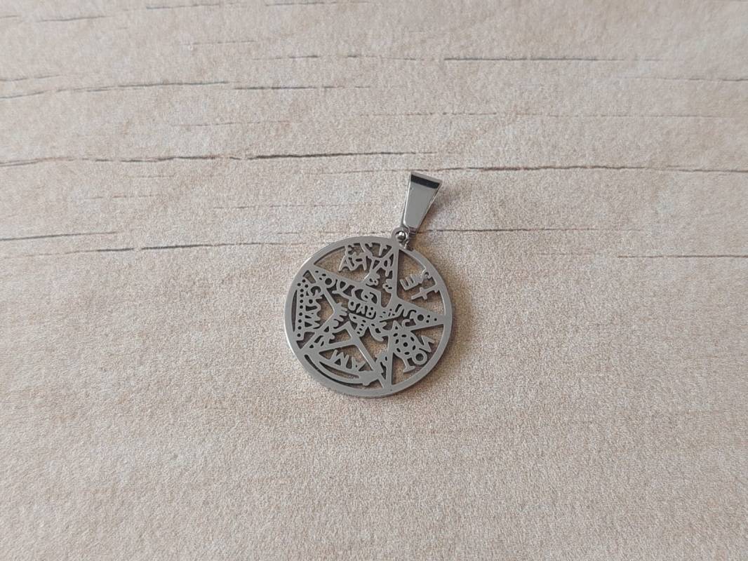 DIJE DE ACERO MEDALLA TETRAGRAMATON CALADA DE 20 MM DE DIÁMETRO.