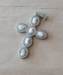 DIJE DE ACERO CRUZ  ÓVALOS ACRILICO BLANCO. TAMAÑO 32 X 50 MM.