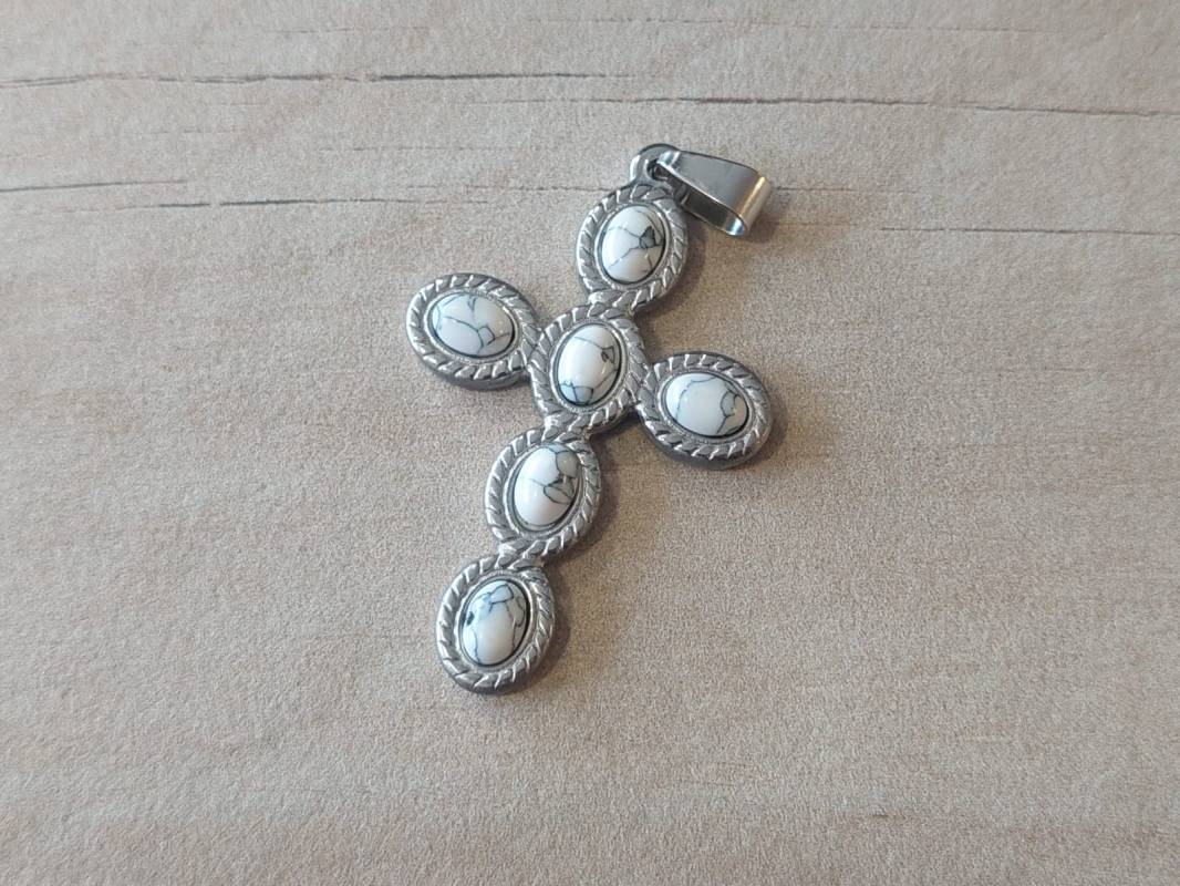 DIJE DE ACERO CRUZ ÓVALOS ACRILICO BLANCO. TAMAÑO 32 X 50 MM.