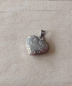DIJE DE ACERO CORAZÓN TRABAJADO CON LEYENDA "BE MY VALENTINE". TAMAÑO 15 X 17 MM.
