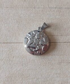 DIJE DE ACERO MEDALLA 20 MM CON FLORES.