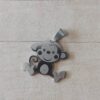 DIJE DE ACERO MONITO. MEDIDAS APROX. 25 X 25 MM