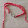 PULSERA DE HILO ROJO AJUSTABLE CON DIJE DE ACERO HOJAS CON STRASS.