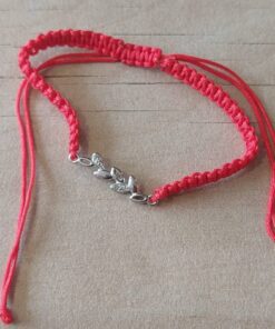 PULSERA DE HILO ROJO AJUSTABLE CON DIJE DE ACERO HOJAS CON STRASS.
