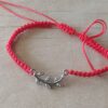 PULSERA DE HILO ROJO AJUSTABLE CON DIJE DE ACERO RAMA CON STRASS.