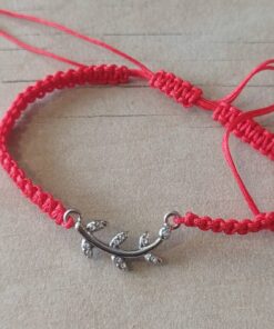 PULSERA DE HILO ROJO AJUSTABLE CON DIJE DE ACERO RAMA CON STRASS.