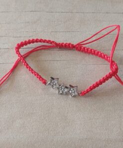 PULSERA DE HILO ROJO AJUSTABLE CON DIJE DE ACERO ESTRELLAS CON STRASS.