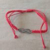 PULSERA DE HILO ROJO AJUSTABLE CON DIJE DE ACERO INFINITO CON STRASS.