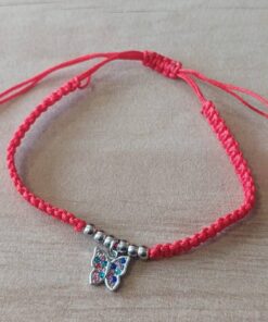 PULSERA DE HILO ROJO AJUSTABLE CON BOLITAS Y DIJE DE ACERO MARIPOSA CON STRASS MULTICOLOR