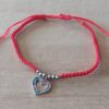 PULSERA DE HILO ROJO AJUSTABLE CON BOLITAS Y DIJE DE ACERO CORAZÓN CALADO CON STRASS MULTICOLOR