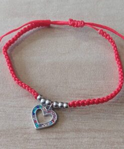 PULSERA DE HILO ROJO AJUSTABLE CON BOLITAS Y DIJE DE ACERO CORAZÓN CALADO CON STRASS MULTICOLOR