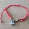PULSERA DE HILO ROJO AJUSTABLE CON BOLITAS Y DIJE DE ACERO COLGANTE EN FORMA DE CORAZÓN CON CUBIK