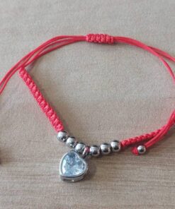 PULSERA DE HILO ROJO AJUSTABLE CON BOLITAS Y DIJE DE ACERO COLGANTE EN FORMA DE CORAZÓN CON CUBIK