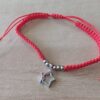 PULSERA DE HILO ROJO AJUSTABLE CON BOLITAS Y DIJE DE ACERO ESTRELLA CON STRASS MULTICOLOR