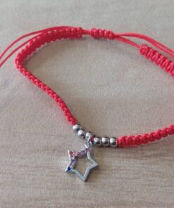 PULSERA DE HILO ROJO AJUSTABLE CON BOLITAS Y DIJE DE ACERO ESTRELLA CON STRASS MULTICOLOR